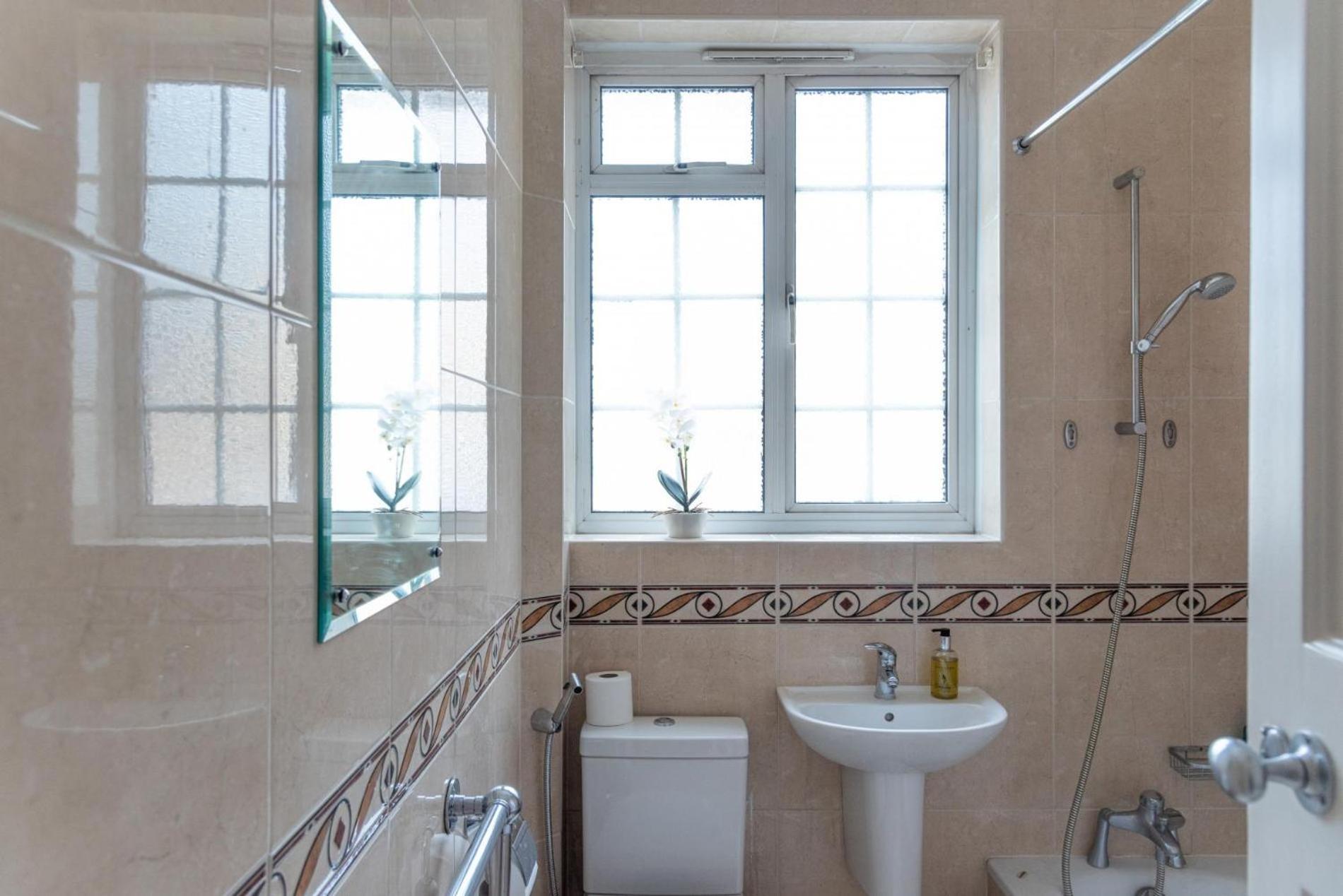 Stylish Art Deco 1 Bedroom In West